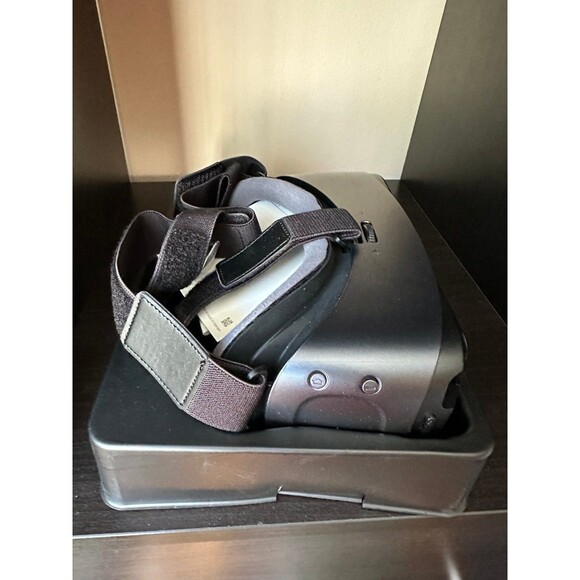 Samsung Gear VR SM-R324 With Controller Complete Powered by oculus - Picture 4 of 5